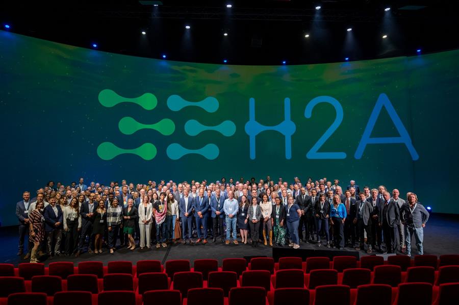 Oman Joins Symposium in Netherlands, Reviews Strategy for Green Hydrogen Sector